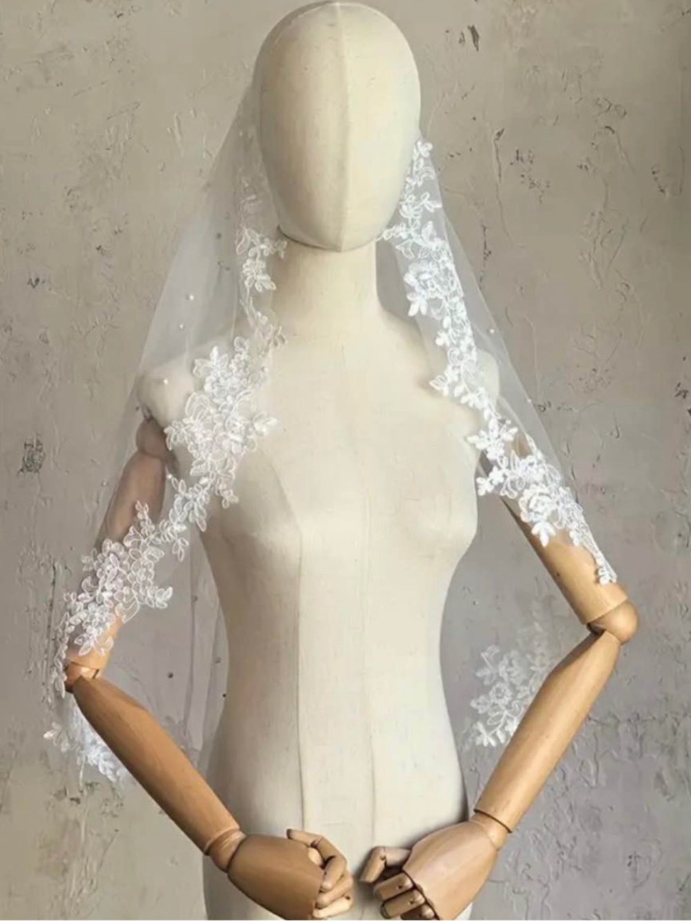 Elegant White Lace-Edged Wedding Veil